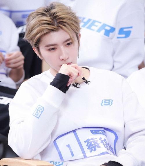 蔡徐坤娱乐吃瓜图片高清